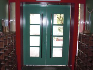 下駄箱が並ぶ入り口の中