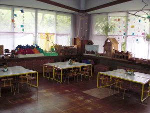 木のおもちゃがいっぱいのお部屋の中